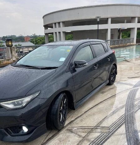 
								Unregistered Toyota AURIS full									