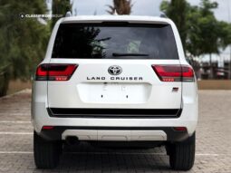 
										2023 Toyota Land Cruiser 300 GR Sport full									